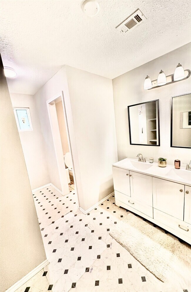 Building Photo - 9822 Candy Ct