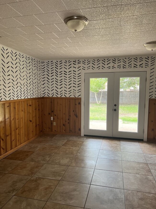 Building Photo - 3 bed, 2 living, 2 bath, 2 car garage