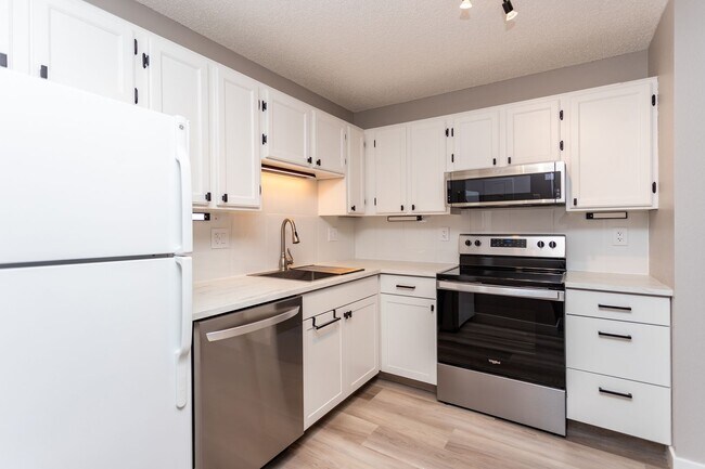 Building Photo - Cozy 2 bedroom, 1 bathroom retreat in a Gated Community!