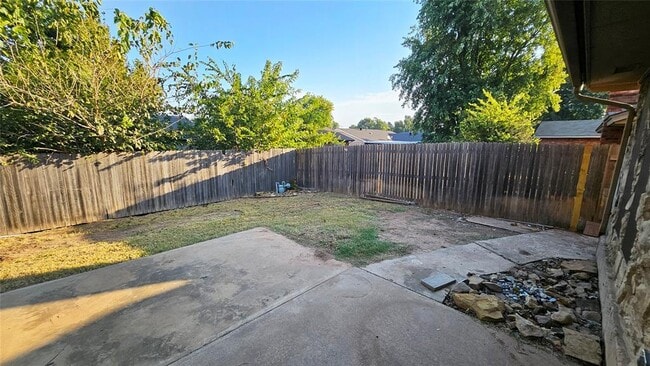 Building Photo - 211 Redbud St