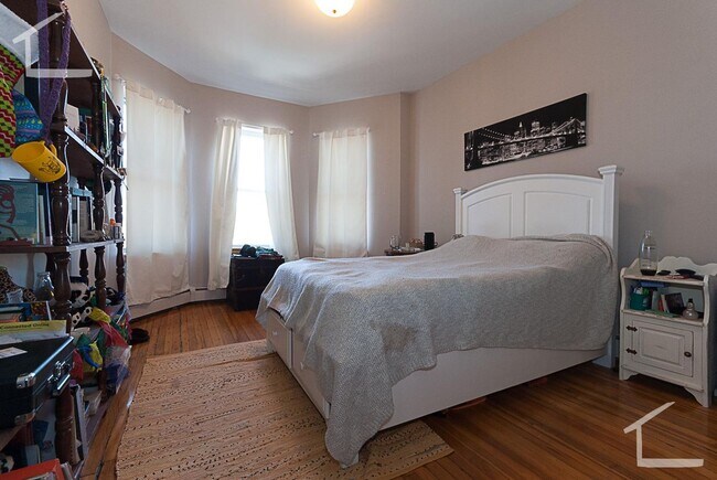 Building Photo - Charming 1 Bedroom-No Broker Fee