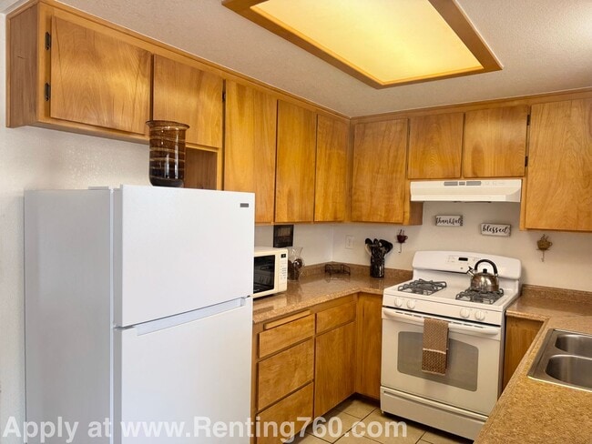 Building Photo - Beautifully Furnished Move-In Ready Home!