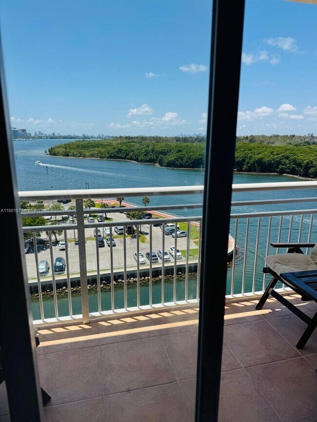Building Photo - 400 Kings Point Dr