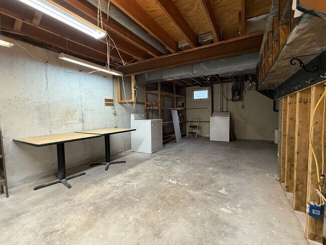 Building Photo - 4 bedroom 2.5 bath near Lake Shawnee