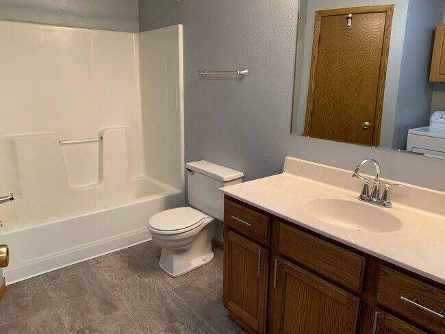 Building Photo - 4 Bed, 2 Bath Twinhome in South Fargo!