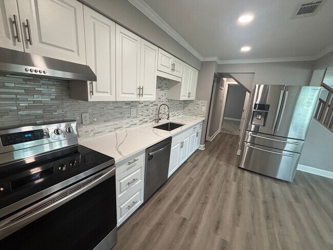 Building Photo - Beautifully Remodeled Home / Plenty of Add...
