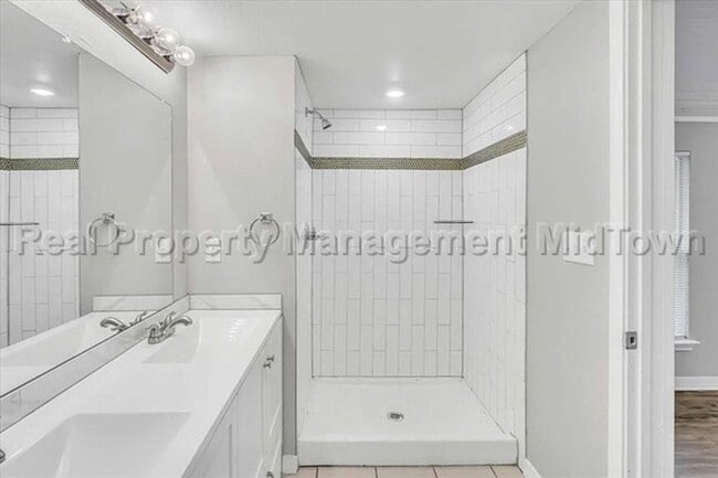 Building Photo - 6400 Greenway Rd