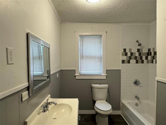 Building Photo - 208 N Elm St