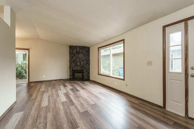 Building Photo - 2 Bedroom 2 Bath with single car garage