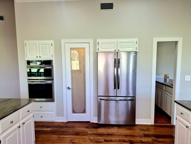 Building Photo - Golf Course Living in The Hills – 4 Bed in Lakeway