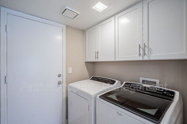 Building Photo - 10527 E Fanfol Ln