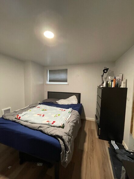 Building Photo - 704 NE 53rd St