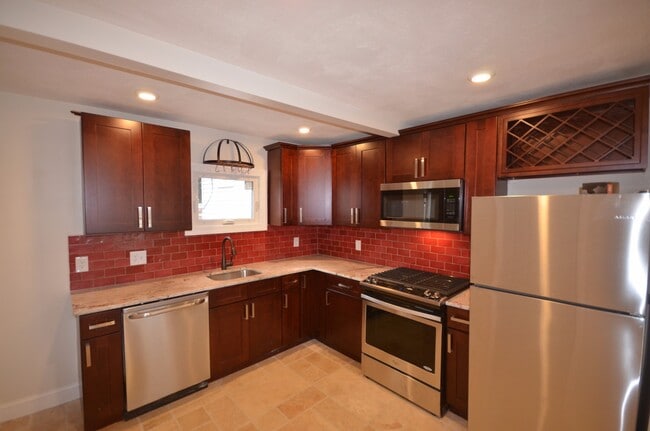 Building Photo - 130 Brooks St