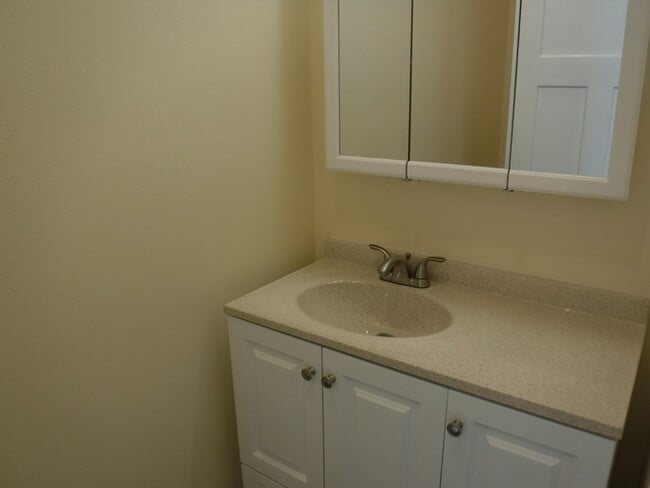 Building Photo - Newer side by side duplex