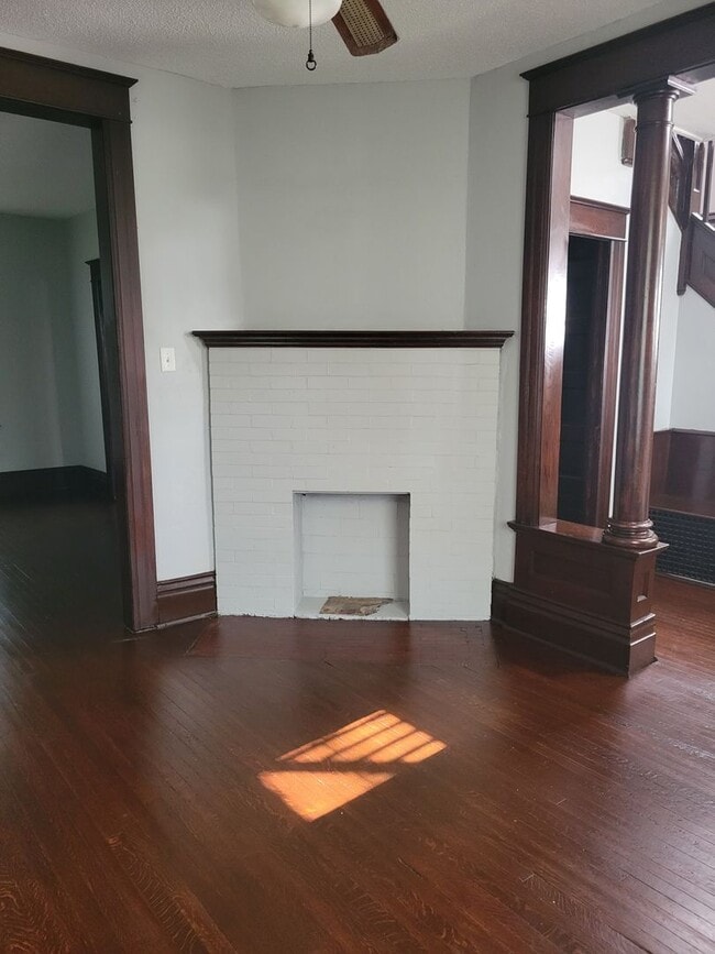 Building Photo - NEW LISTING!! 3 Bedroom 1 Bath