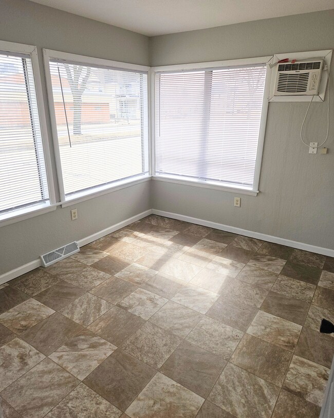 Building Photo - 1-603 1/2 N Superior Ave