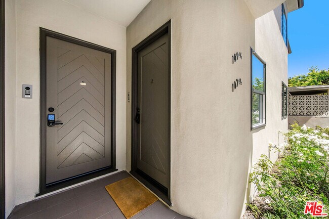 Building Photo - 107 Flores St