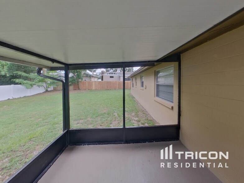 Building Photo - 1203 Seffner Valrico Rd