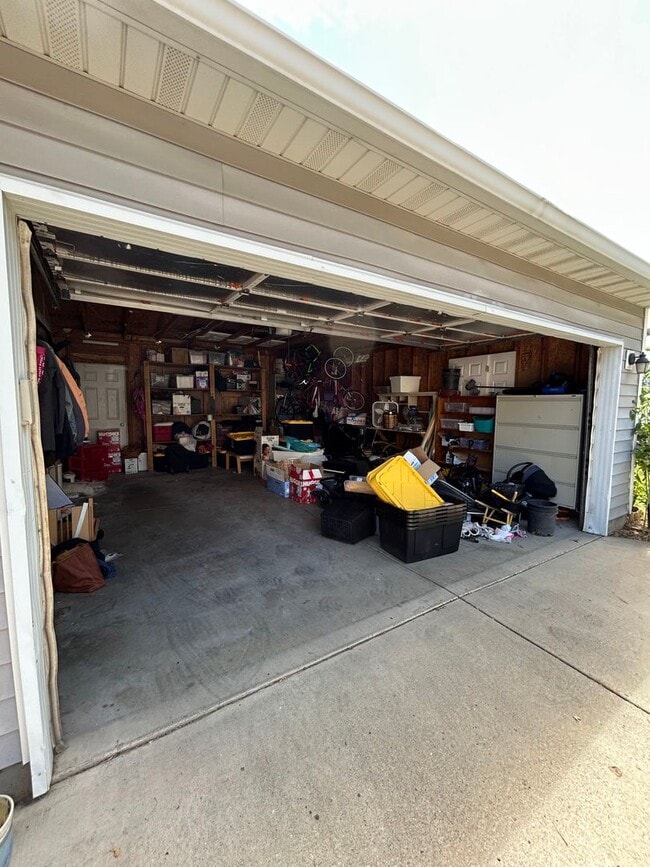 Building Photo - Utilities & Internet Included! 4 Bed 2.5 B...