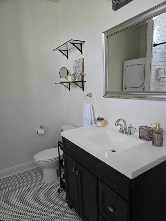 Upstairs Bathroom - 3728 Constance St