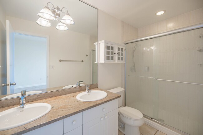 Building Photo - 680 N Green St