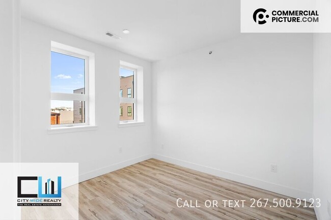 Building Photo - Great Location. Modern Two bedroom Apartment.