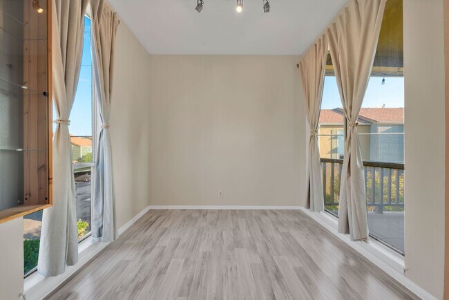 Building Photo - Charming 2 Bedroom Condominum