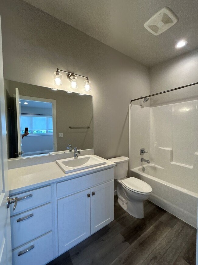 Building Photo - 2 Bedroom Townhouse in SW Redmond
