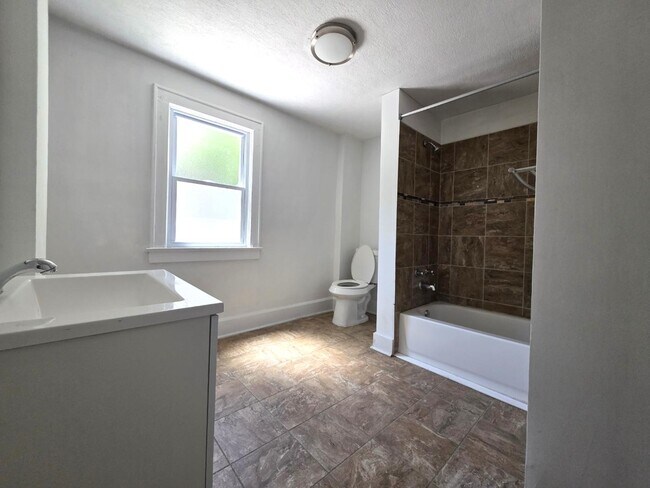Building Photo - 408 Bacon Ave