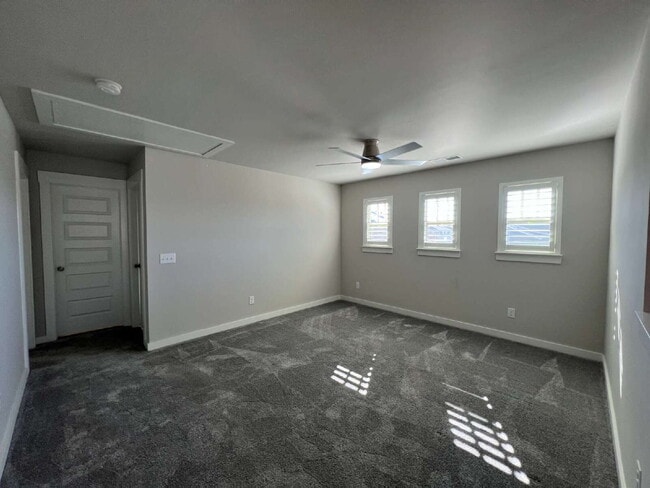 Building Photo - Luxury Living for Lease in Hendersonville!