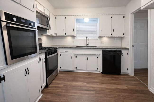 Building Photo - 5421 S Lee Ave