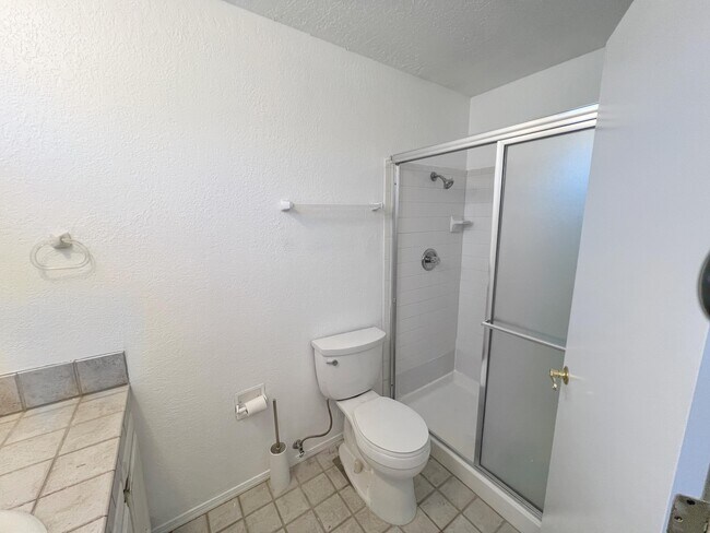 Building Photo - 7205 Avenida La Costa NE