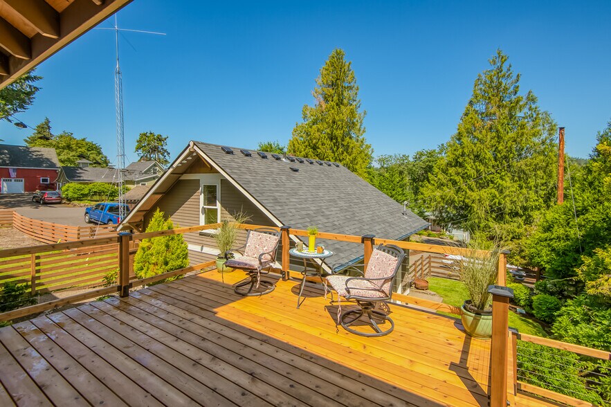 MAIN HOUSE - BACK PORCH - 421 5th Ave