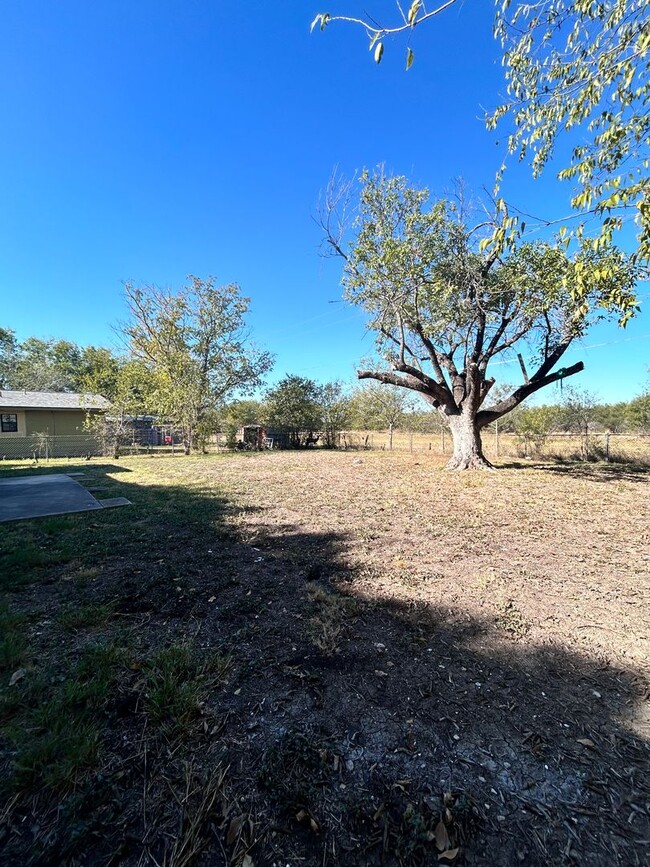 Building Photo - CUTE 3 BEDROOM HOME FEATURING 2 LIVING ARE...