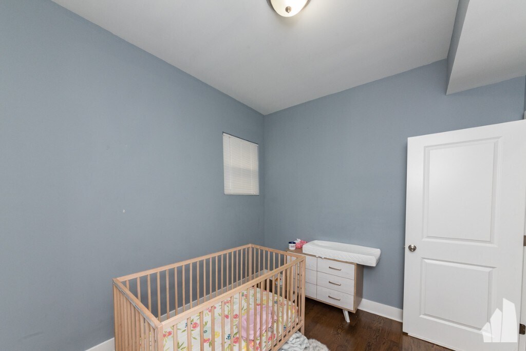 Building Photo - 3570 W Dickens Ave