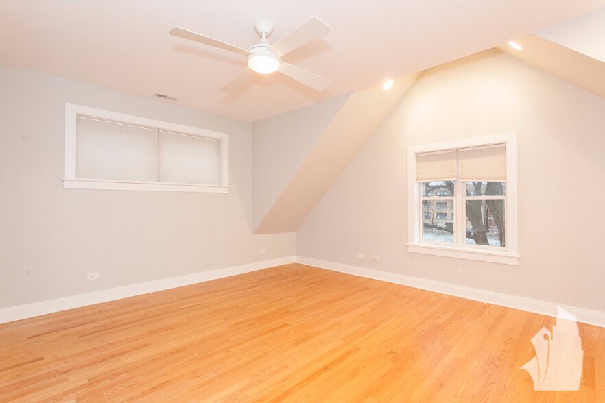 Building Photo - 2139 N Oakley Ave