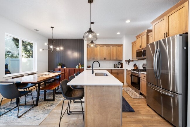 Building Photo - Beautiful Home