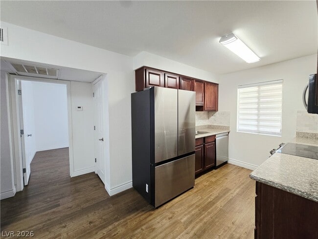 Building Photo - 5081 River Glen Dr