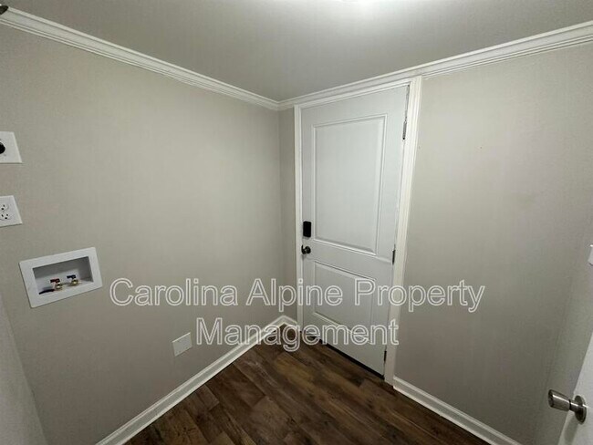 Building Photo - 416 Airline Ext