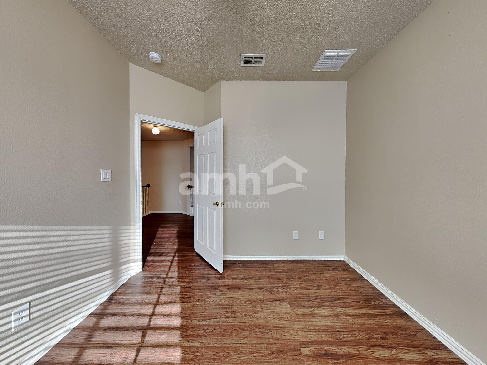 Building Photo - 2306 Valley Creek Dr