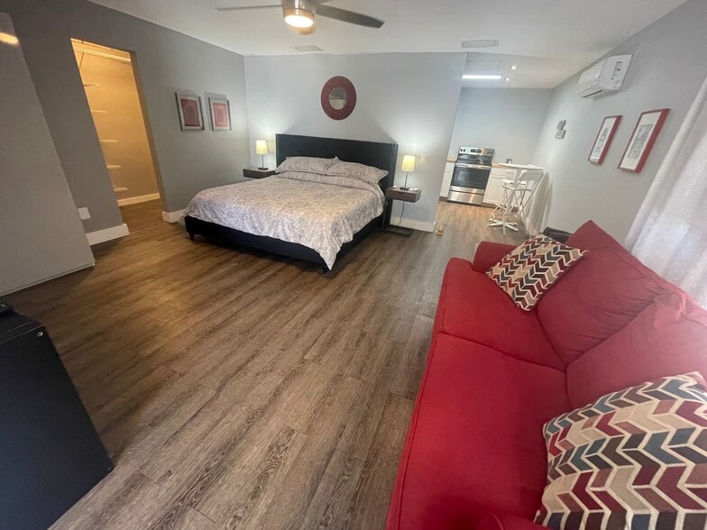 Full size pull out sofa bed - 433 Homer Ave