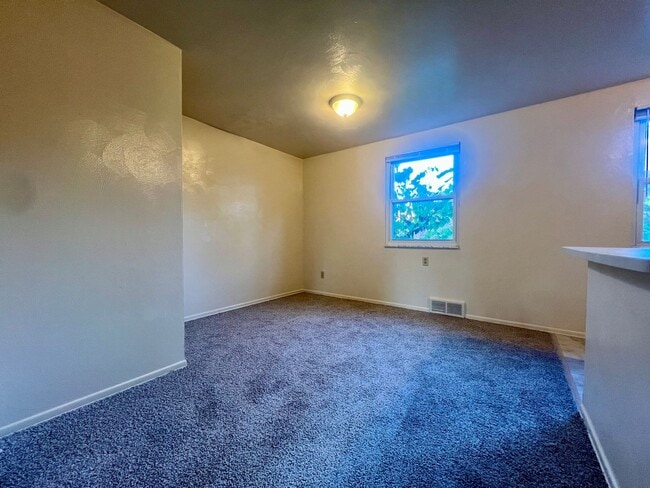 Building Photo - Must-See Two Bedroom Townhouse in Plum! Up...