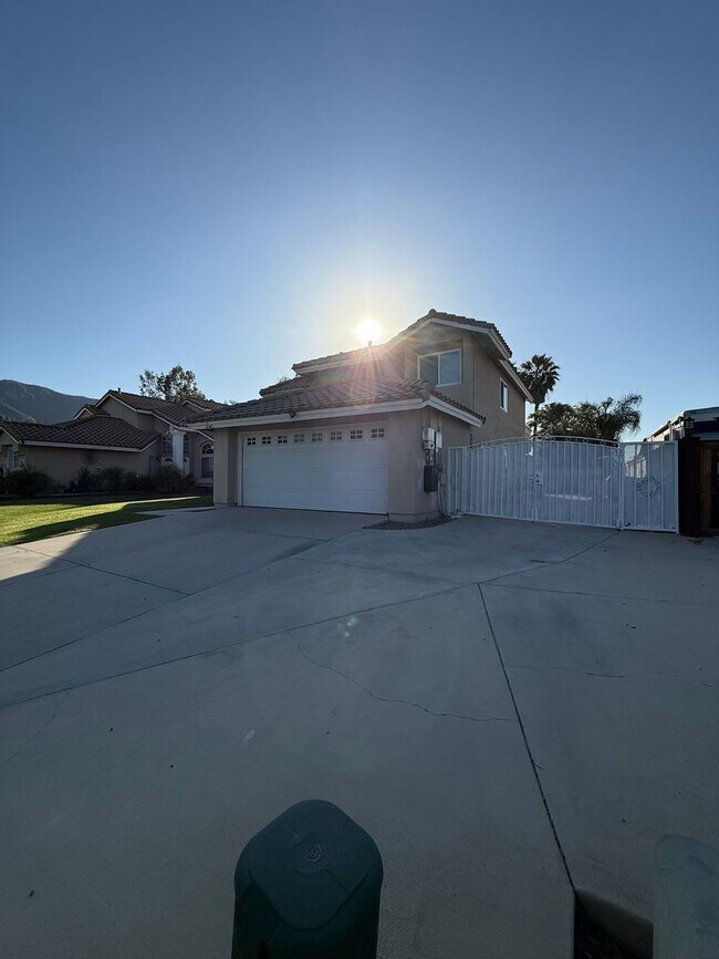 Building Photo - Beautiful 4 Bedroom Home in Lake Elsinore with Pool