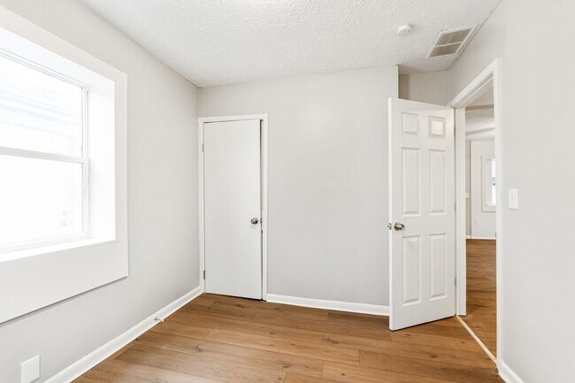 Building Photo - Fully Renovated 2BR Home with Modern Upgra...