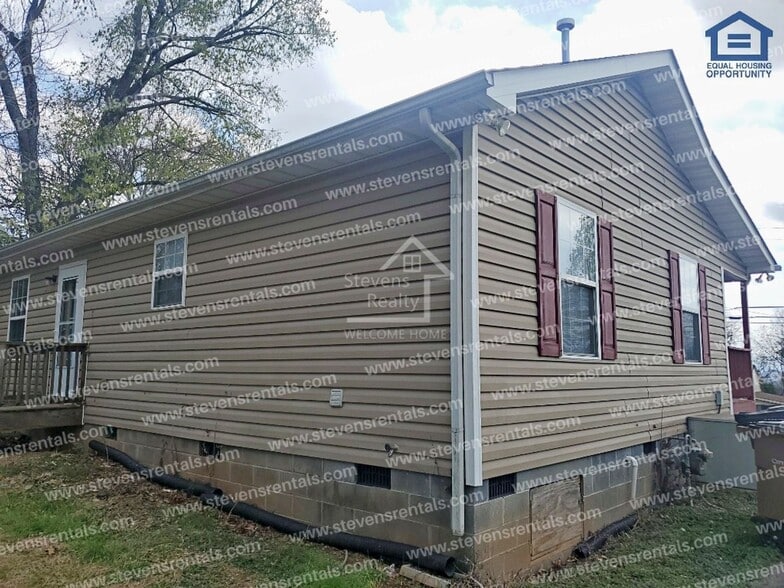 Building Photo - 3715 Skyline Dr