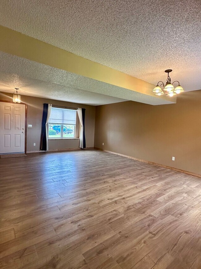Building Photo - Spacious 4BD w/ A/C in Desirable Briargate...