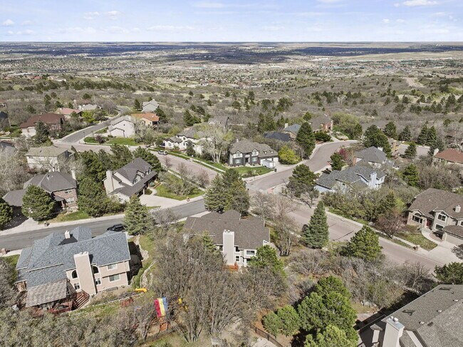Building Photo - Spacious 6-Bedroom Broadmoor Rental with M...