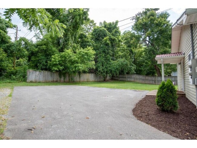 Building Photo - 1801 Indian Ridge Rd