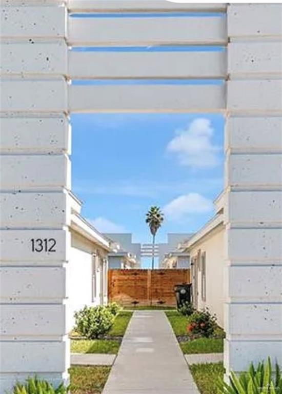 Building Photo - 10 Lore Dr