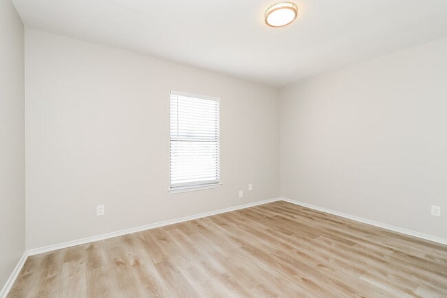 Building Photo - 401 Cross Cut Dr